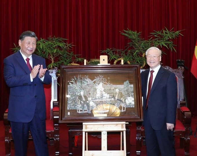 Tổng Bí thư Nguyễn Phú Trọng tặng tranh cho Tổng Bí thư, Chủ tịch Trung Quốc Tập Cận Bình. Ảnh: TTXVN