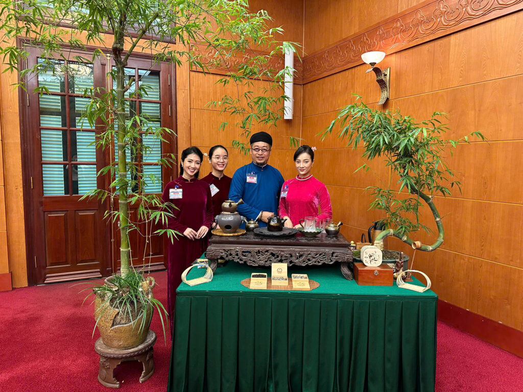 Bàn trà do nghệ nhân và cộng sự chuẩn bị