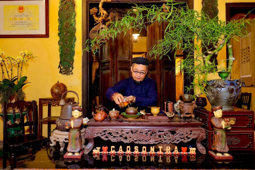Nghệ nhân chuẩn bị bàn trà