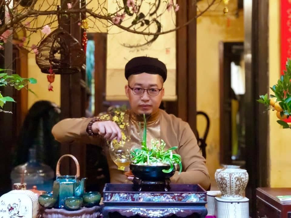 Nghệ nhân Nguyễn Cao Sơn bên bàn trà
