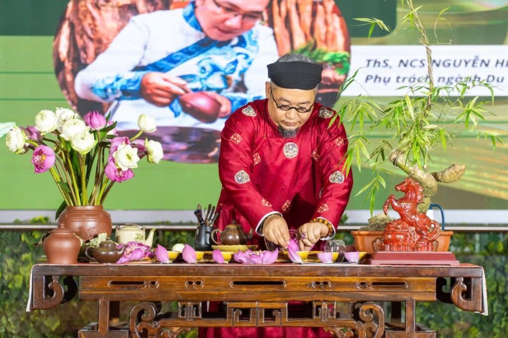 Nghệ nhân trình diễn nghi thức pha trà