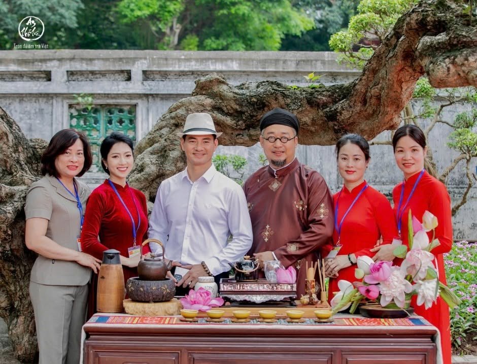 Nghệ nhân Nguyễn Cao Sơn cùng ê-kíp bên bàn trà tại Văn Miếu – Quốc Tử Giám (ảnh: An Thổ Túc)