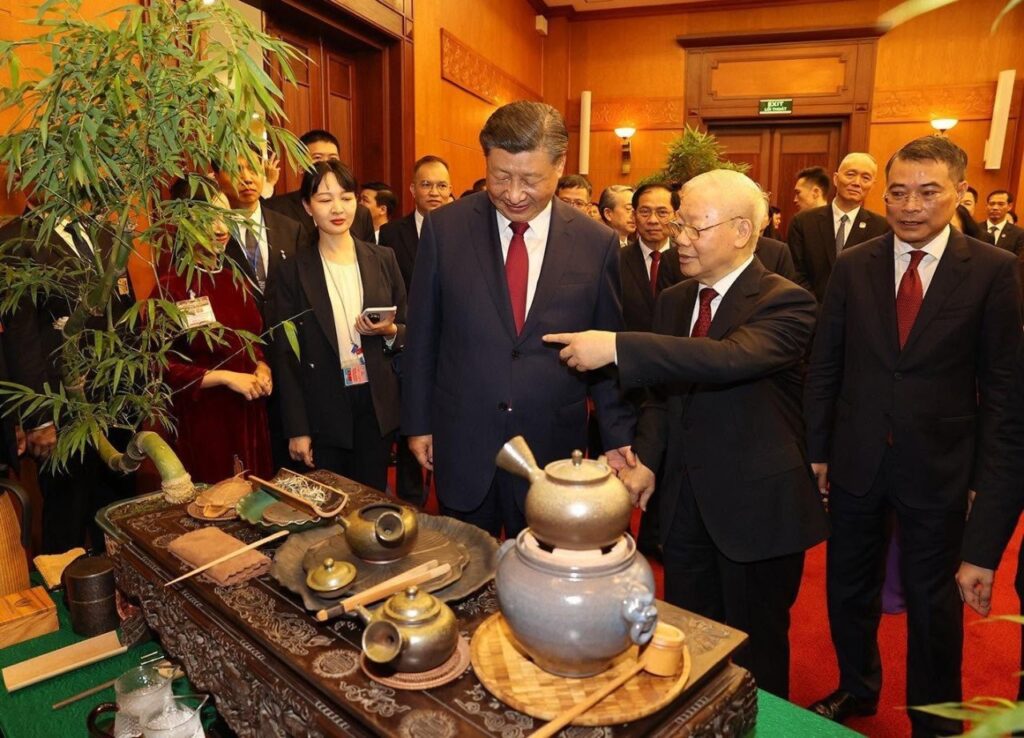 Nghệ nhân Nguyễn Cao Sơn pha trà mời Tổng Bí thư Nguyễn Phú Trọng và Tổng Bí thư, Chủ tịch nước Trung Quốc Tập Cận Bình, tháng 12/2023