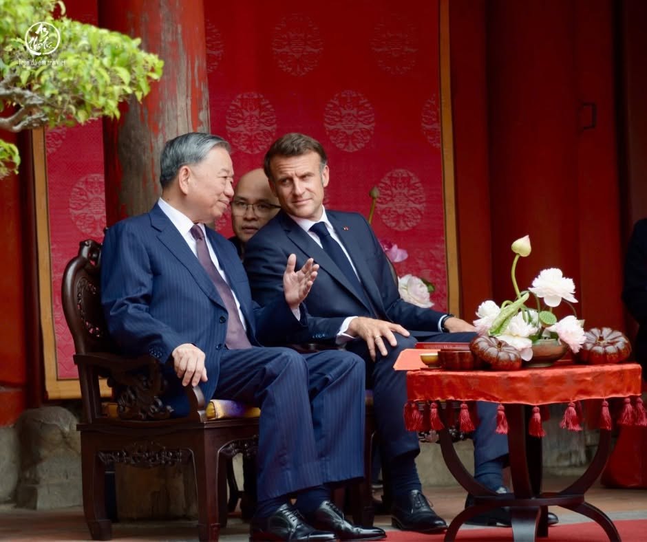 Tổng Bí thư Tô Lâm và Tổng thống Pháp Emmanuel Macron thưởng trà tại Văn Miếu – Quốc Tử Giám, ngày 26/5/2025 (ảnh: An Thổ Túc)
